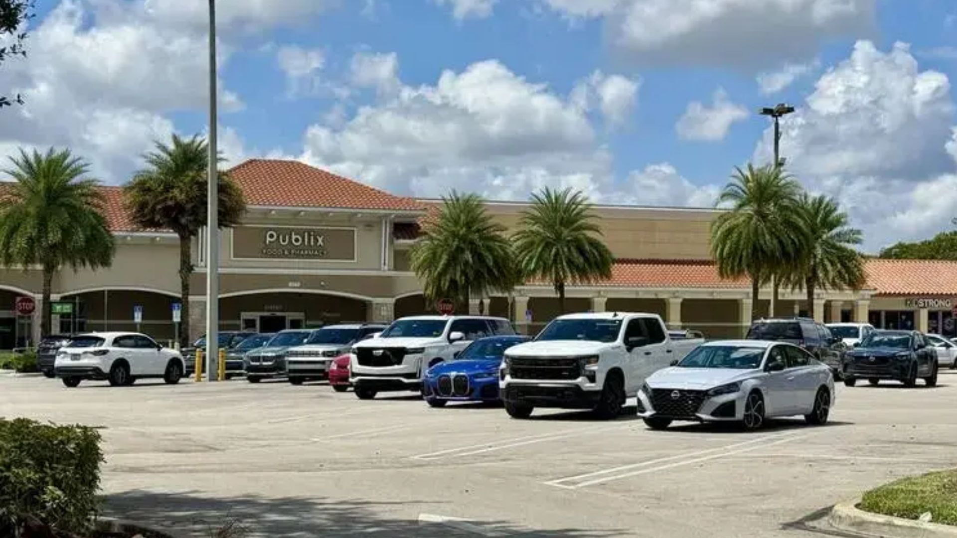 Gas leak forces evacuation of Riverside Square Plaza in Coral Springs after landscaping crew hits line